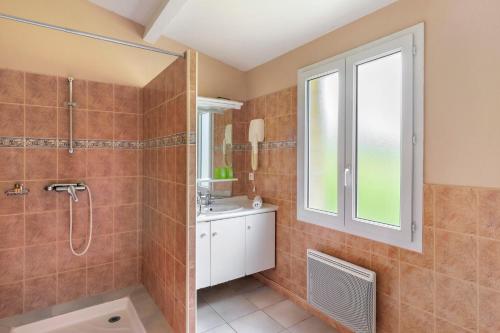 a bathroom with a shower and a sink at Gite Sierra in Salignac Eyvigues