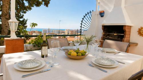 Torremolinos Sea View Townhouse, Pool, BBQ & Workspace - Magnolia Properties