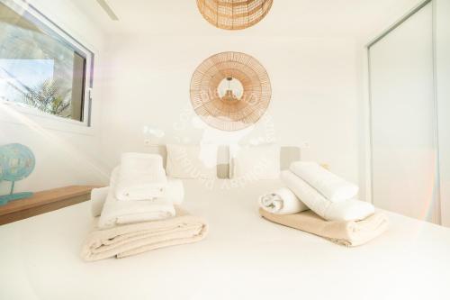 a bathroom with towels and a mirror on the wall at Silver Tower 7A in Ifach