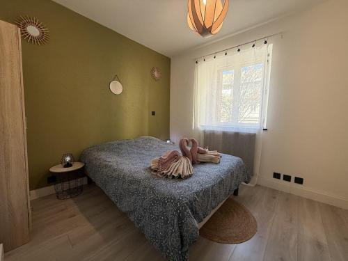 a bedroom with a bed with a towel on it at Le Méli Hyper Centre Proche Cols Stations in Saint-Jean-de-Maurienne