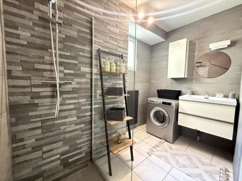 a bathroom with a washing machine and a sink at Le Méli Hyper Centre Proche Cols Stations in Saint-Jean-de-Maurienne
