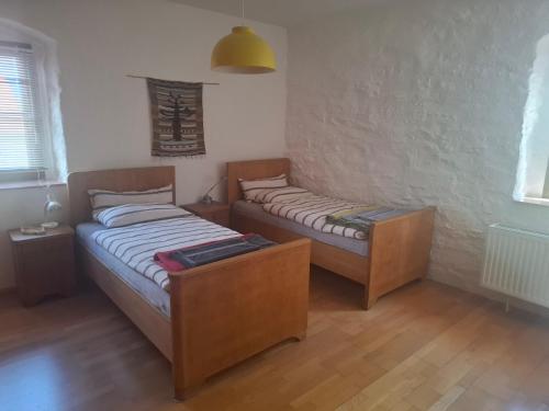 a small bedroom with two beds in a room at Ferienwohnung am Stadtrand in Dresden