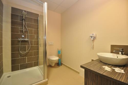 ピエールラットにあるHotel le Caimanのバスルーム(シャワー、洗面台、トイレ付)