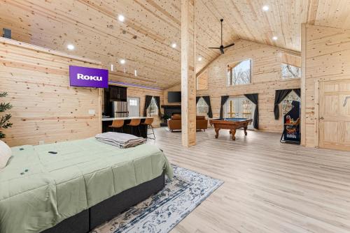 a room with a bed and a sign that reads roku at Hilltop Haven Treehouse in Cornelia