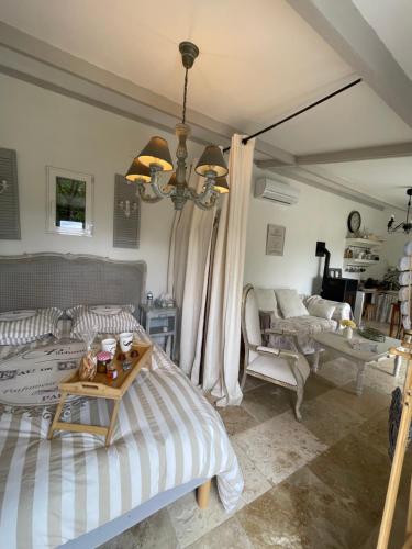 a living room with a bed and a table at Villa la Roma in Aix-en-Provence