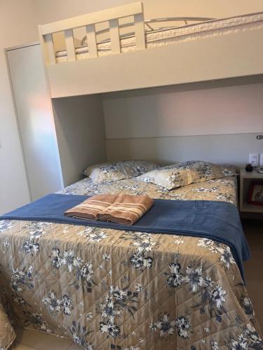 a bed in a bedroom with a bunk bed at Apto familiar, 150mts do mar, completo e aconchegante em Palmas in Governador Celso Ramos