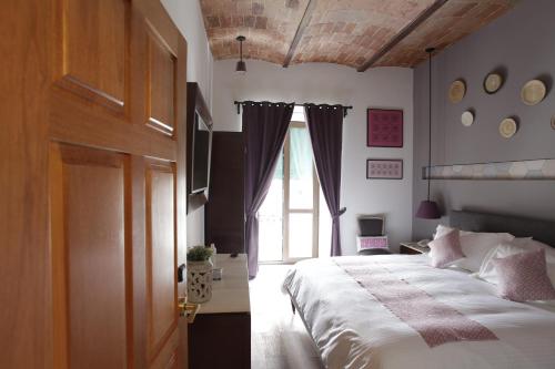 a bedroom with a large bed and a window at Casa Rosa Gran Hotel Boutique in Puebla