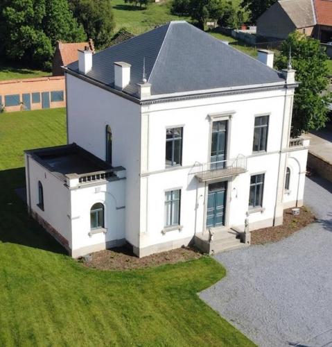 an aerial view of a white house at Statig herenhuis met grote tuin en jacuzzi in Geetbets