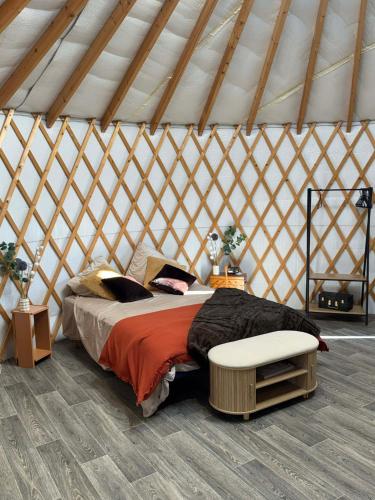 een slaapkamer met een bed in een yurt bij Base de loisirs du Colvert in Bonzée-en-Woëvre