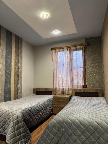เตียงในห้องที่ NRENI HOTEL Agarak-Meghri