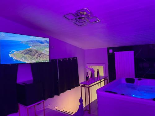 a purple room with a tv and a bath tub at Atena B&B APARTMENTS Platino in San Silvestro