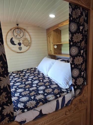 Gallery image of La roulotte de Fondain logement insolite in Laqueuille