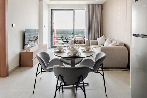 Elegant 1BR in JVT I Pool & Gym