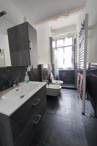a bathroom with a sink and a tub and a toilet at Casa Giorgia with Parking Space in Genoa