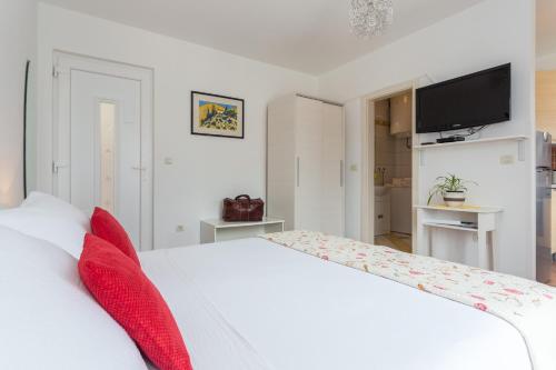 Studio Apartment Julia with balcony and sea view