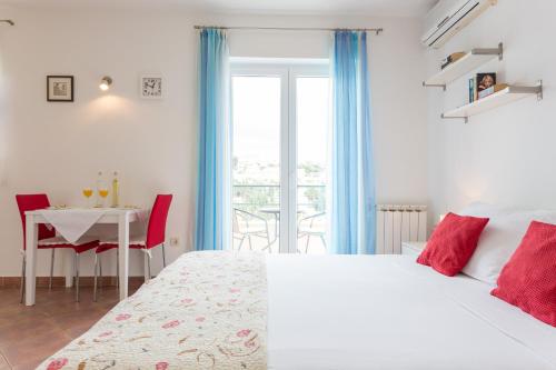 Studio Apartment Julia with balcony and sea view