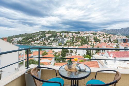 Studio Apartment Julia with balcony and sea view