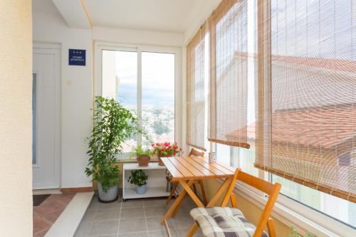 Studio Apartment Julia with balcony and sea view