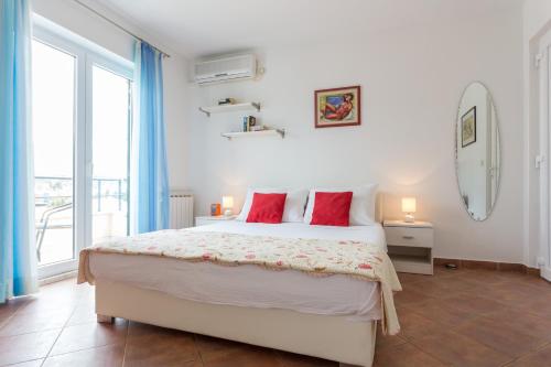 Studio Apartment Julia with balcony and sea view