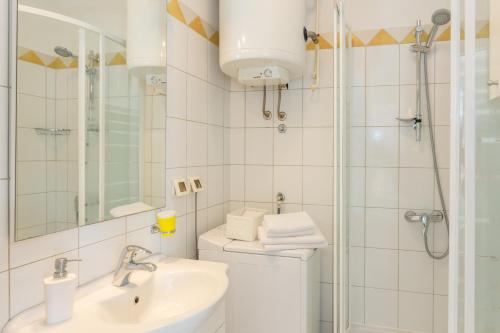 Studio Apartment Julia with balcony and sea view