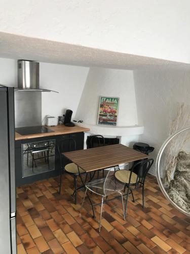 cocina con mesa y sillas en una habitación en Le Duplex, en Cassis