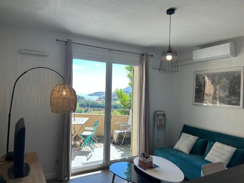 Joli T2 à 10min à pied du village, parking, vue dégagée, résidence au calme