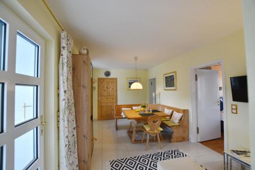 ein Esszimmer und ein Wohnzimmer mit einem Tisch in der Unterkunft BayernBlick in Rimsting
