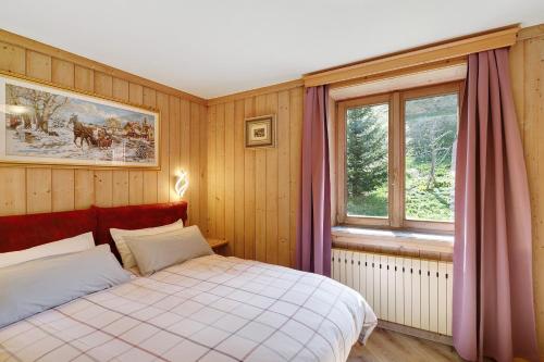 a bedroom with a bed and a window at Appartamenti Fabrizio in Livigno