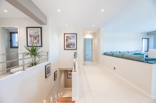 Villa BIANCA 350m2, 5 Suites, Sea View Pool