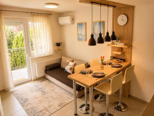 Lake and Sun Studio - 100m to Beach - Pool, Sauna and Private Garage