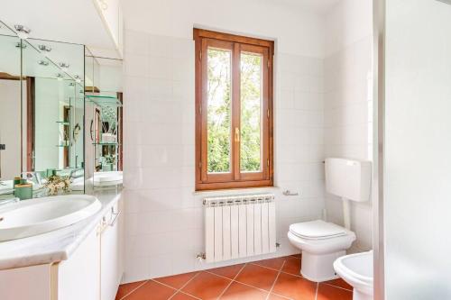 a bathroom with a sink toilet and a window at Fuga nel Parco Trebbia, vicino Grazzano/Bobbio in Rivergaro