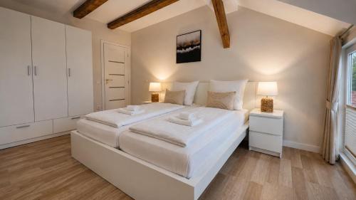 a large white bedroom with a large white bed at YFB I 130m2 Designwohnung mit 2 Bädern in Gera