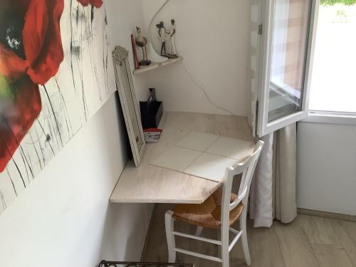 a small room with a desk and a window at Les clés du temps in Essarts