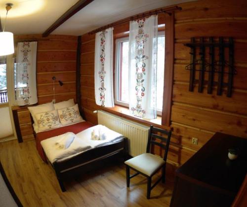 Tempat tidur dalam kamar di Willa Rytro dom wakacyjny w górach do wynajęcia na wyłączność dla 15 osób