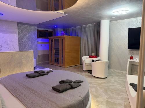 a room with a bed with towels on it at B&B Luxury Room e Spa in Apricena
