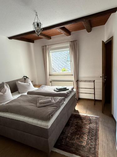 a bedroom with a large bed and a window at Moselbleibe Mainzer in Ernst