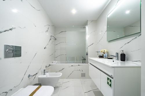 Tradition, Modernity & Light In Porto With Garage