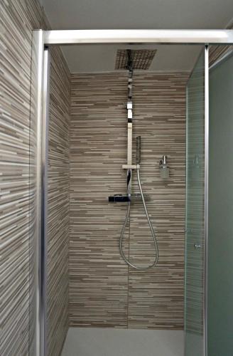 ein Badezimmer mit Dusche mit Glastür in der Unterkunft Max's Rooms in Termoli