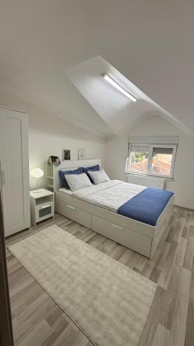 a bedroom with a large bed and a window at Peribacası Manzaralı Modern Daire in Ürgüp