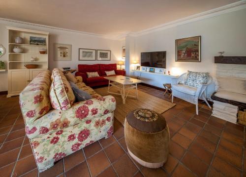 a living room with a couch and a table at Uribe-Biscay in Menaka