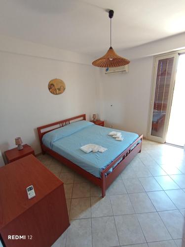 a bedroom with a bed with two towels on it at Alba Blu Sampieri in Sampieri