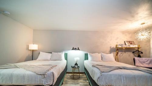 two beds sitting next to each other in a room at Glam Jam! - Newly Remodeled Stay in Style! Pets Stay Free in Branson