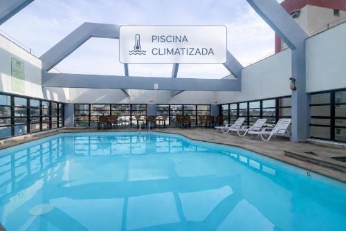 a swimming pool on the roof of a building at Hotel Dan Inn Sorocaba by Nacional Inn in Sorocaba