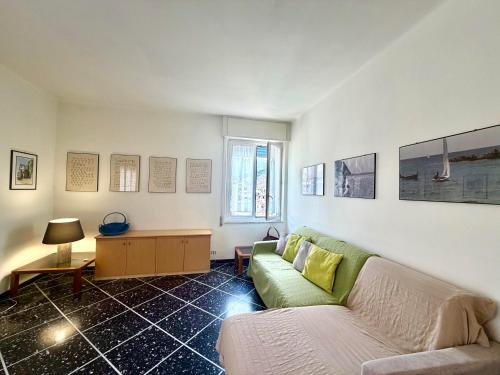 ein Wohnzimmer mit Sofa und Tisch in der Unterkunft Appartamento Roggero in Levanto