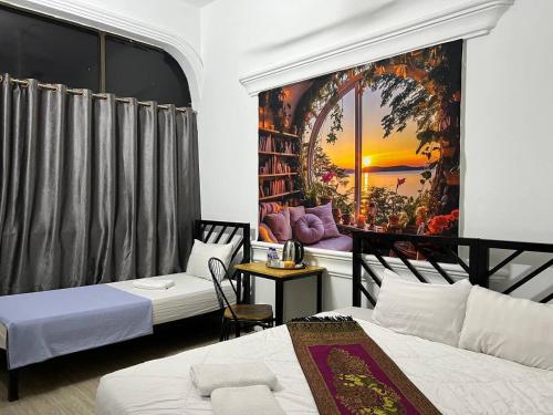 ein Schlafzimmer mit zwei Betten und einem großen Fenster in der Unterkunft The Eighty8 PP in Phnom Penh