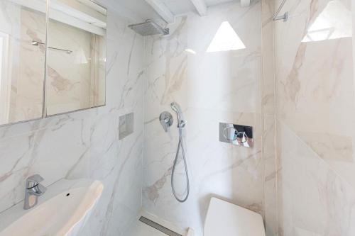 Bougainvillea Chora House Down town best location
