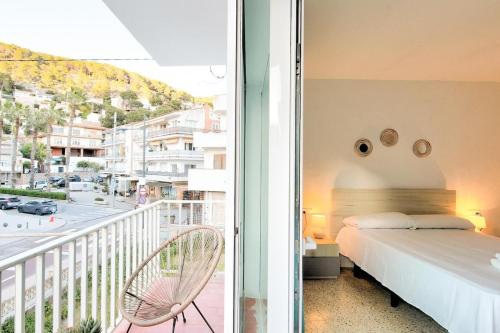 a bedroom with a bed and a balcony at Estartit Centro in L'Estartit