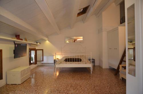 a bedroom with a white bed in a room at La Spiga apartment near Venice in Noale