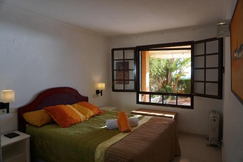 1 dormitorio con cama y ventana en Apartamento Mascarat vistas al mar, en Altea