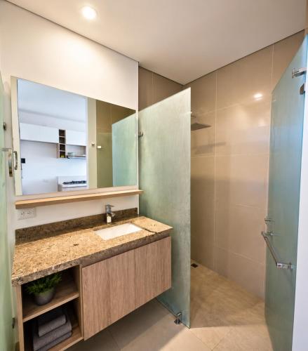 a bathroom with a sink and a mirror at Reserva del Mar II, Aparta suite cerca de la playa in Gaira